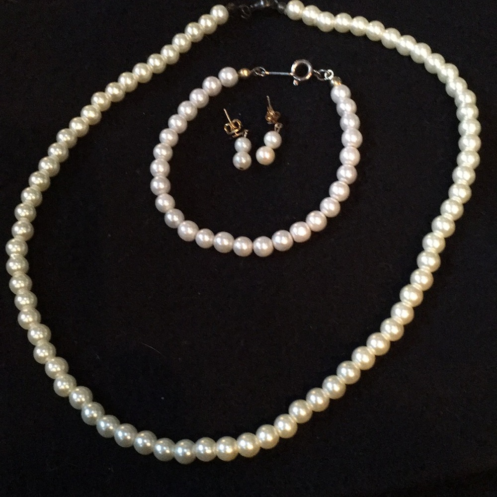 Set of Pearl necklace earrings and bracelet.